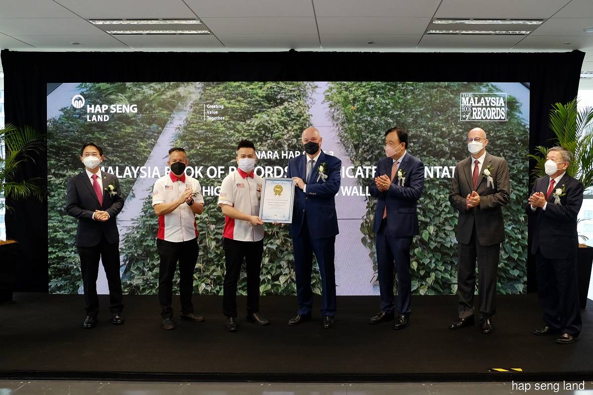 Hap Seng Consolidated (HSCB) and Hap Seng Land (HSL) receive a certificate from Malaysia Book of Records (MBR). From left: Khor; MBR Senior Research Consultant, Edwin Yeoh; MBR Brand And Marketing Manager, Aaron Bong; Rapp; Lee; HSCB Group Chief Operating Officer, Harald Behrend and HSL General Manager Allan Teh